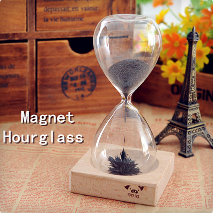 Kikkerland Magnetic Hourglass